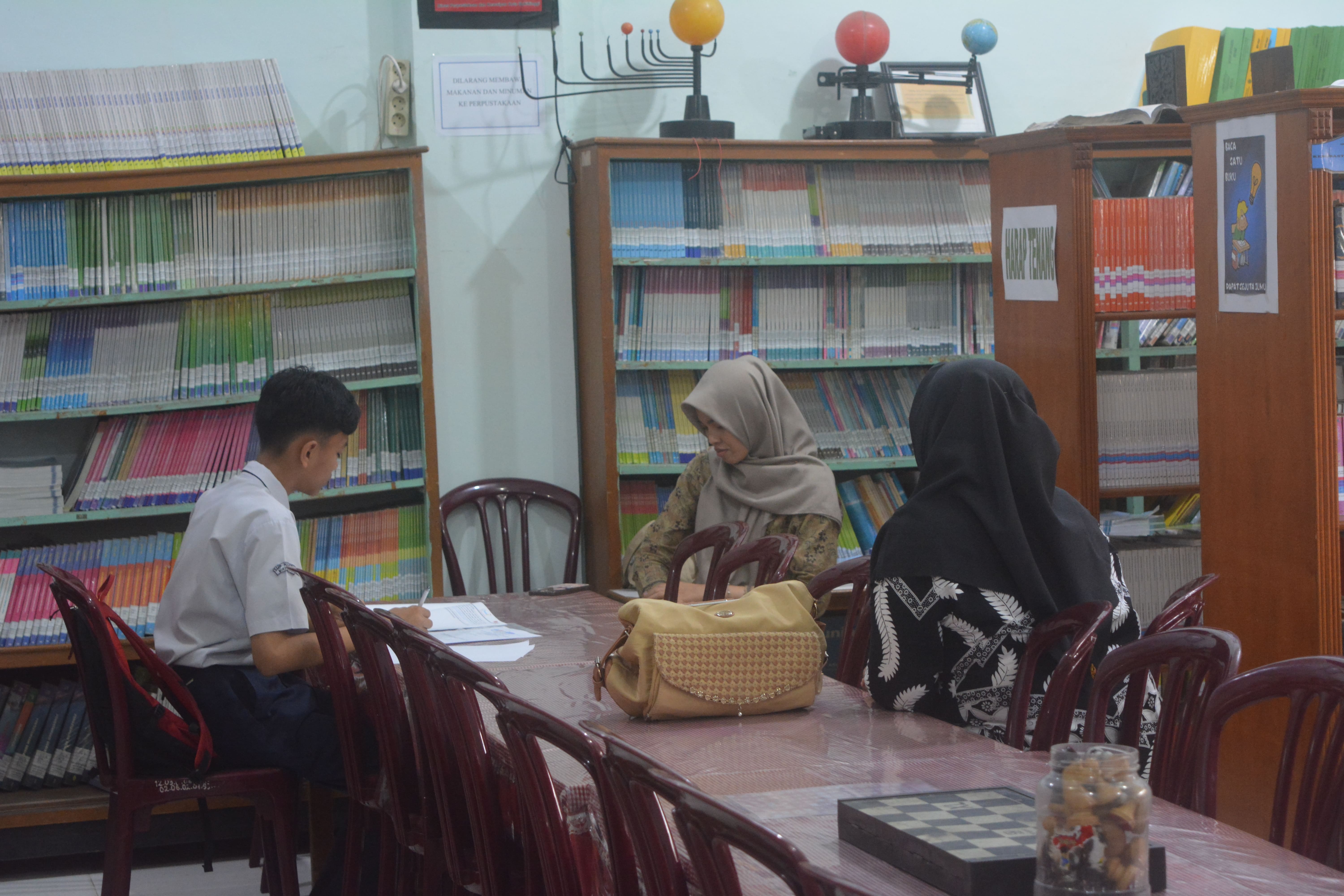 Siswa SMP Negeri 6 Bukittinggi mengikuti Final Lomba Olimpiade IPS SPENDASEF