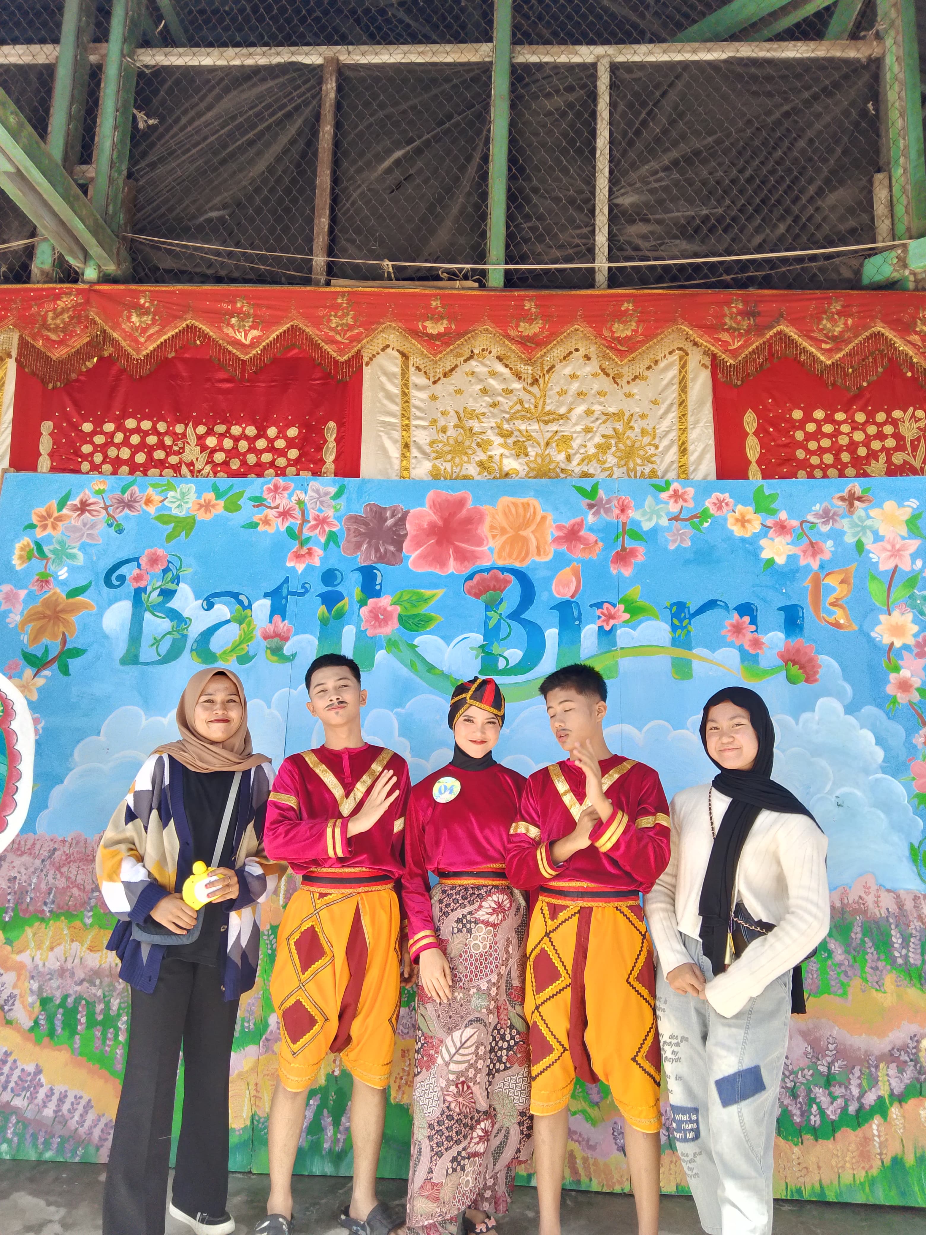 Siswa SMPN 6 Bukittinggi mengikuti lomba dalam Rangka Batik Biru