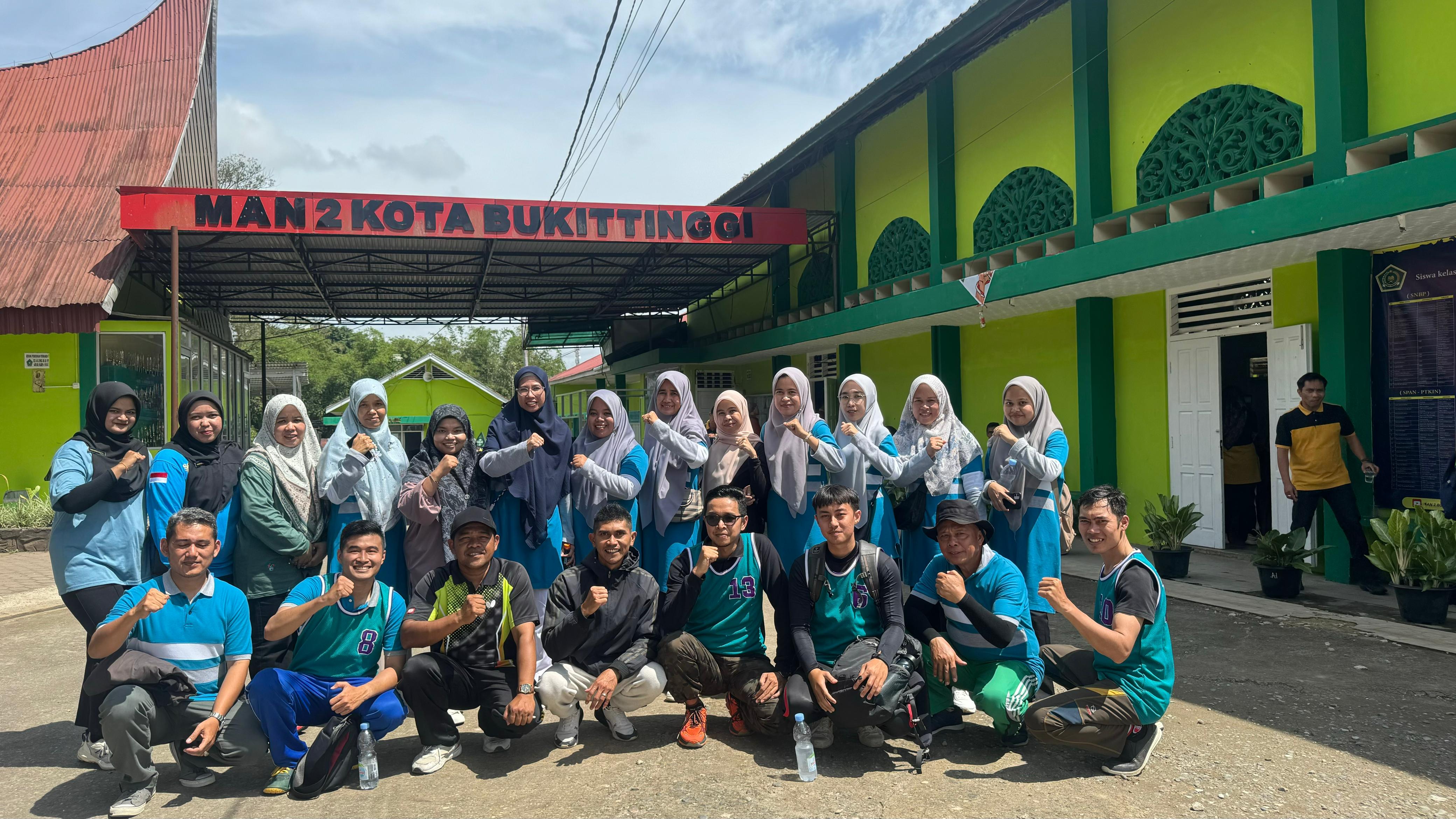 Kepsek, Guru serta TU mengikuti Lomba Tarik tambang putra dan putri serta lomba bola volly