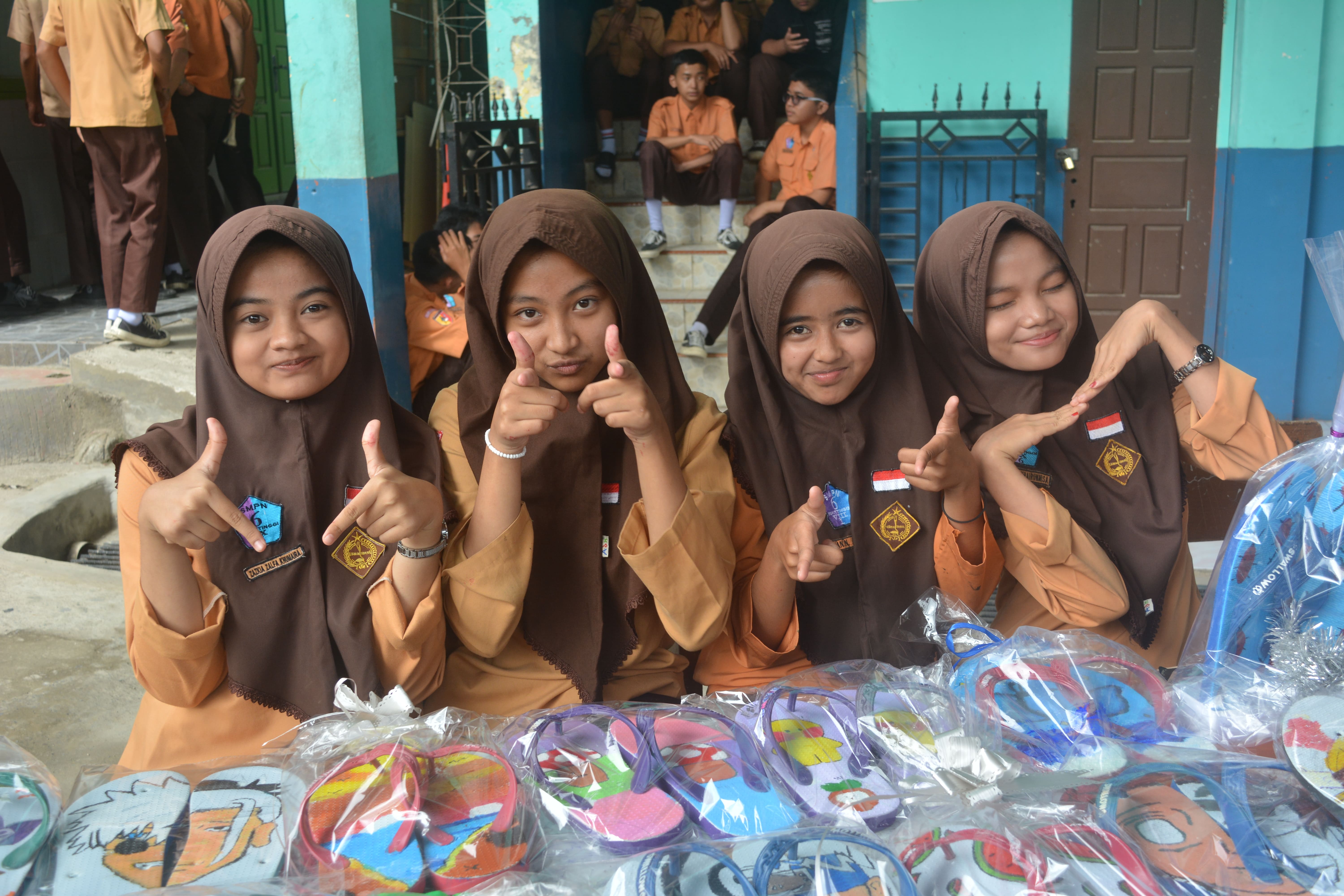 Kegiatan P5 Kelas 9 Tema : Kewirausahaan (Sendal Lukis)