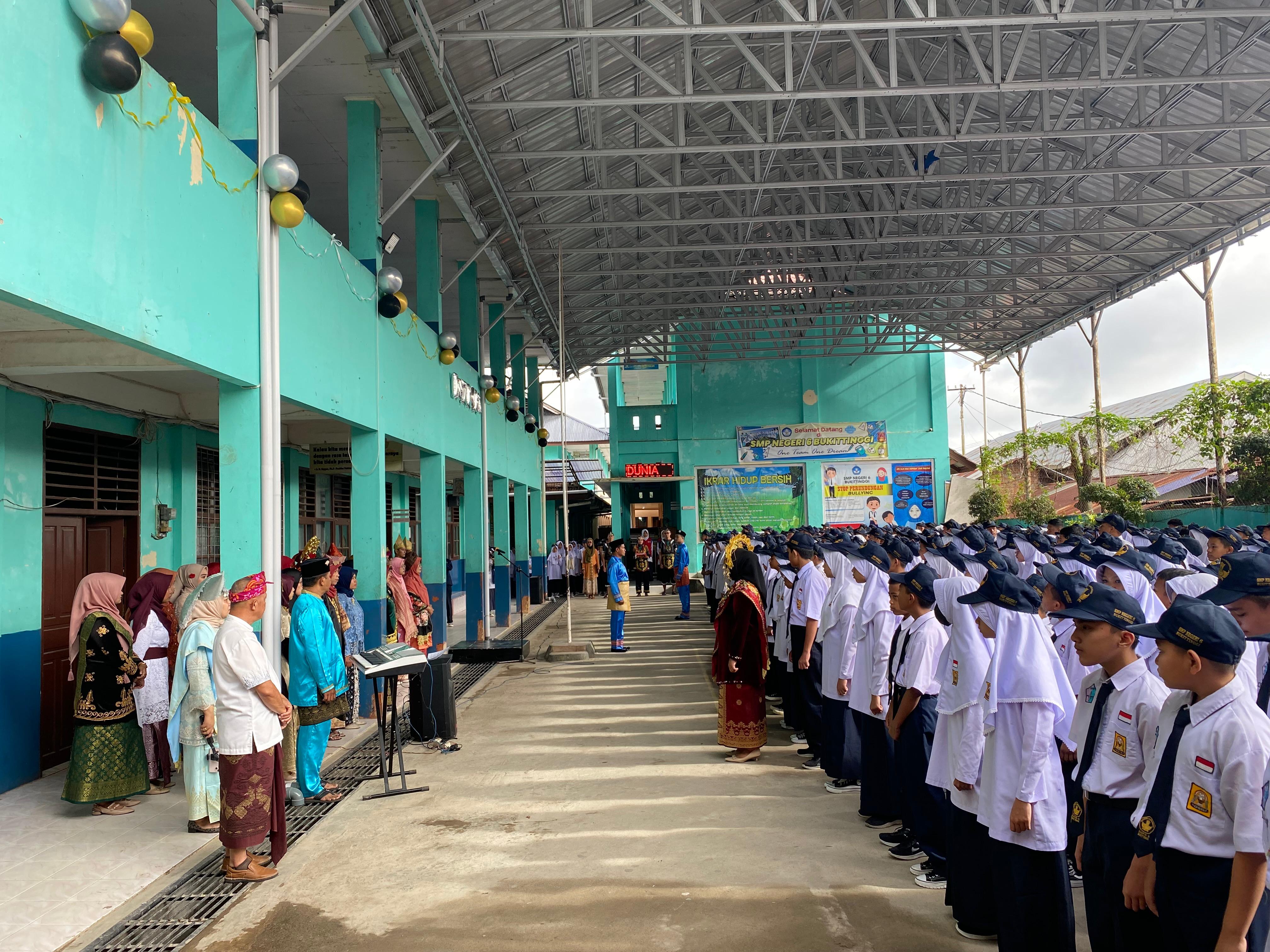 Upacara Hari Guru Nasional ke 79 di Lapangan SMP Negeri 6 Bukittinggi